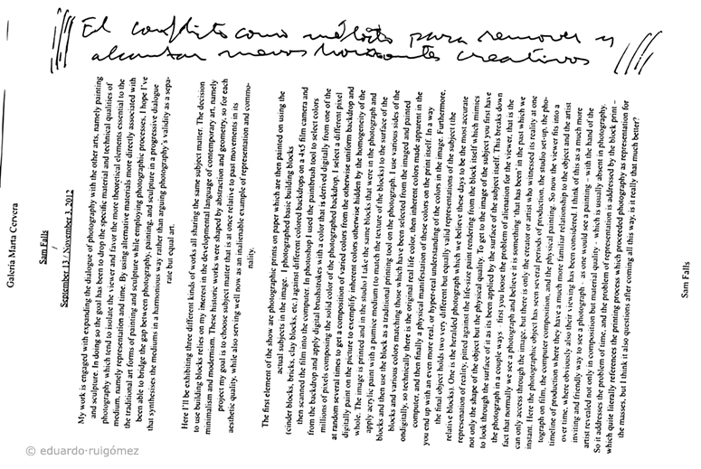 Sobre un documento en papel de una galería se superpone el siguiente texto: El conflicto como método para remover y alcanzar nuevos horizontes creativos.