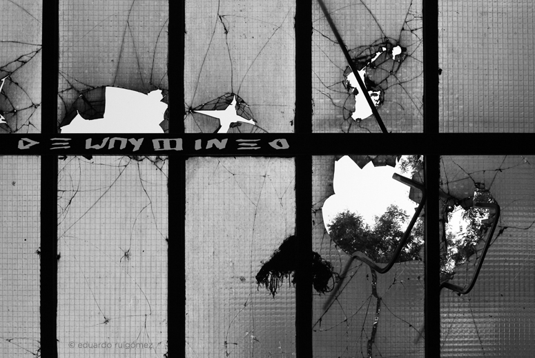 Techo de cristal con silla empotrada.