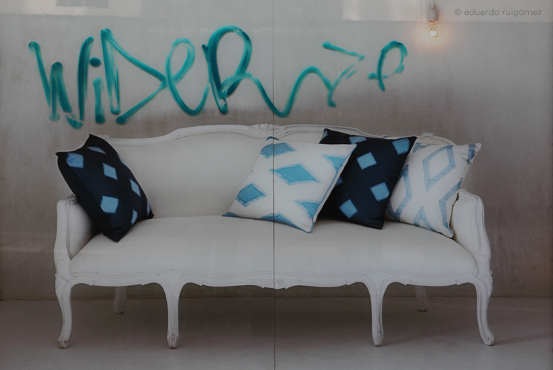 Sofá en un escaparate.