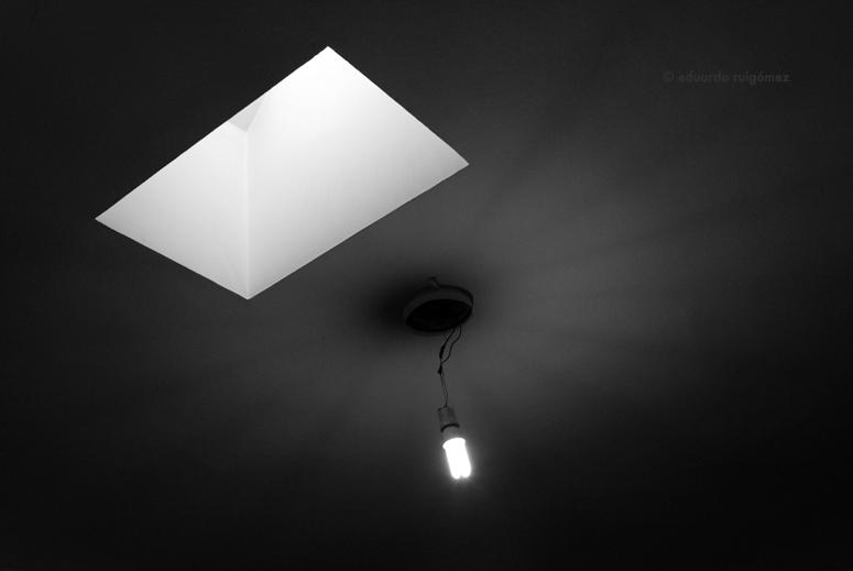 Bombilla y lucernario.