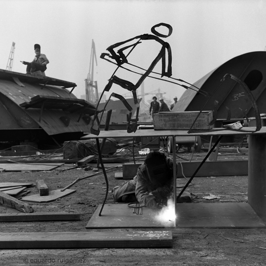 Trabajadores en un desguace de un barco en la ría del Nervión, Vizcaya.