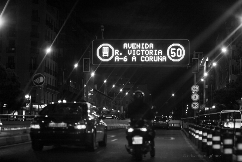 Coche y moto entrando en un túnel en Madrid por la noche.