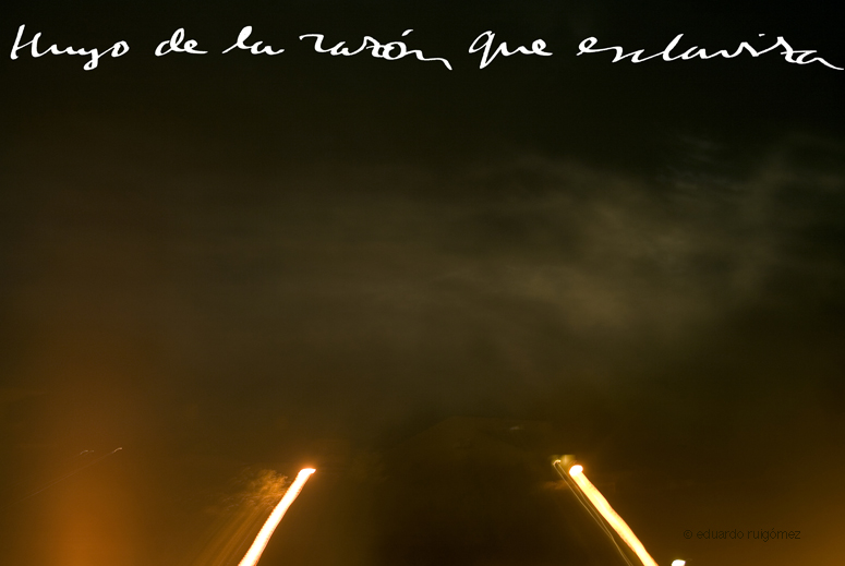 Barrido de luz de unas farolas en medio de la noche nublada.