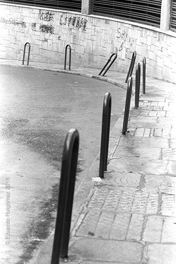 Calle en curva con barrotes.