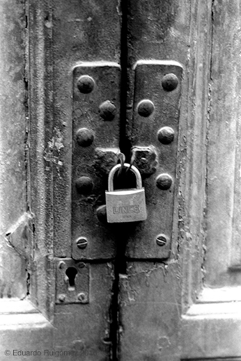 Puerta con candado.