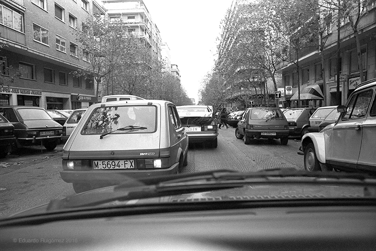 Atasco de coches en una calle.