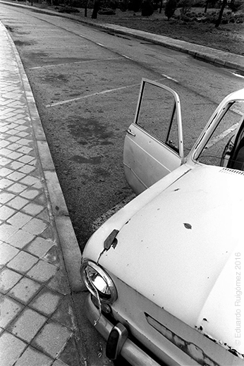 Atasco de coches en una calle.