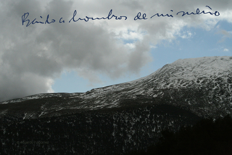 Paisaje luminoso de nieve y sol.