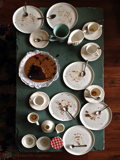 Mesa con los restos de una merienda.