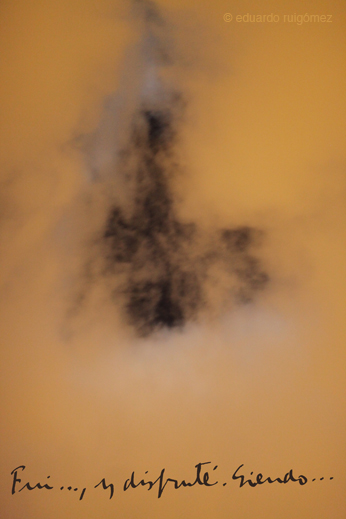 Cielo de noche con resplandor de luces urbanas proyectado sobre las nubes.