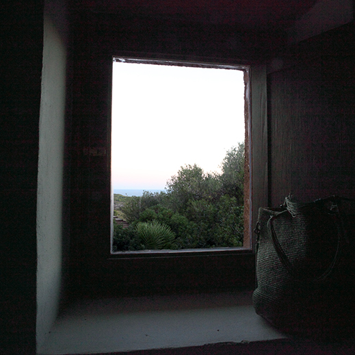 Un tragaluz con vistas ala costa con fondo del mar.