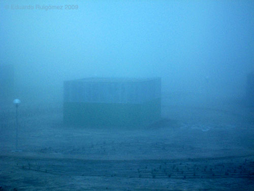 Edificio envuelto en la niebla en la madrugada.