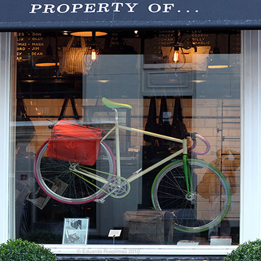 Una bicicleta colgado en un escaparate de una tienda.