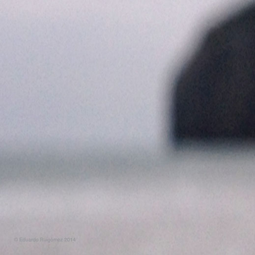 Unas rocas de una cala con el fondo del mar y la puesta del sol