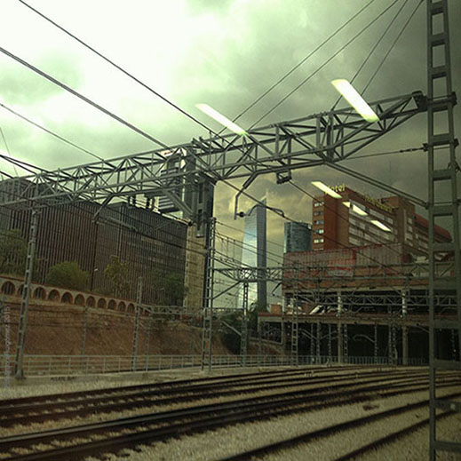 Cae niebla sobre la montaña y la playa