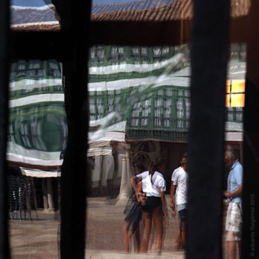 personas en la plaza de un pueblo pensando de aparcaron el coche