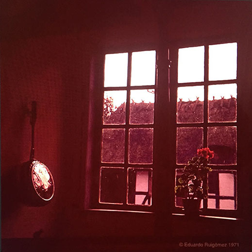 Desde el interior de una vivienda que se ve otra casa enfrente.