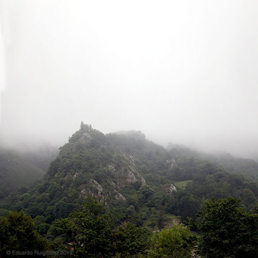 Una montaña cubierta con niebla.