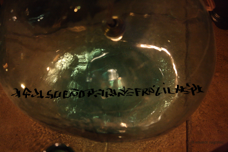 Una damajuana iluminada por dentro..