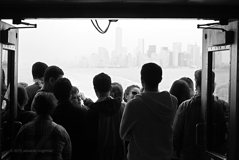 Pasajeros en un ferry de Ellis Island a Manhattan.