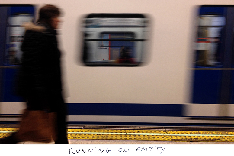 Mujer caminando por el andén de una estación de Metro en Madrid.