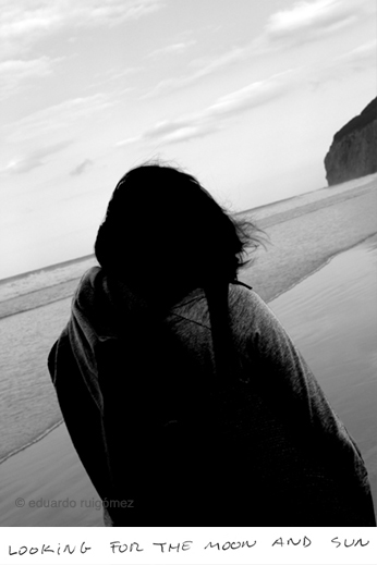 Una mujer pasea por una playa.