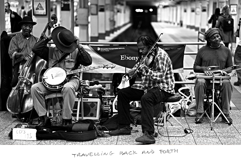 Grupo de músicos de jazz en el andén del metro en New York.