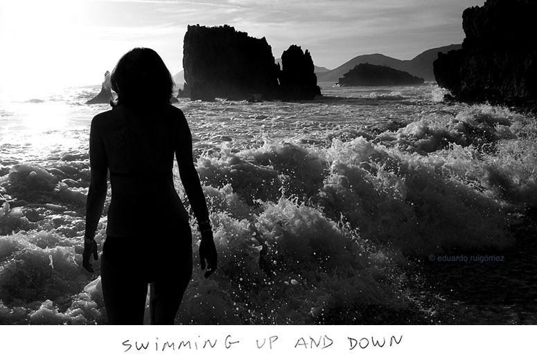 Mujer entrando en el mar.