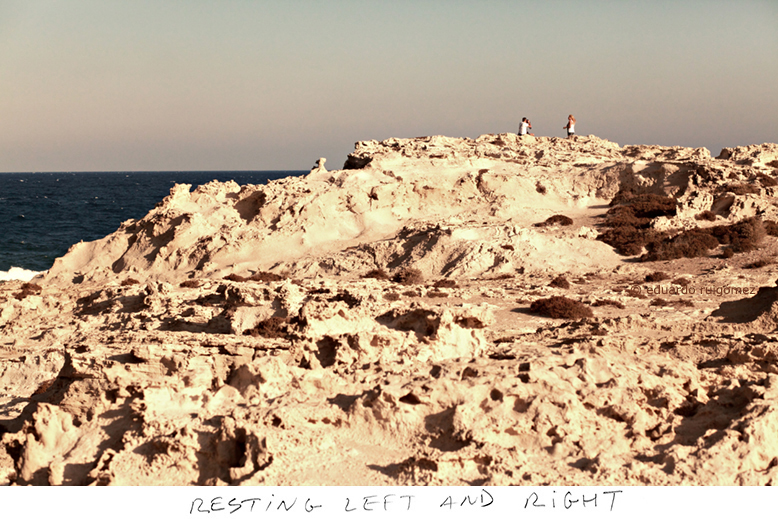 Dos turistas en la costa del Cabo de Gata.