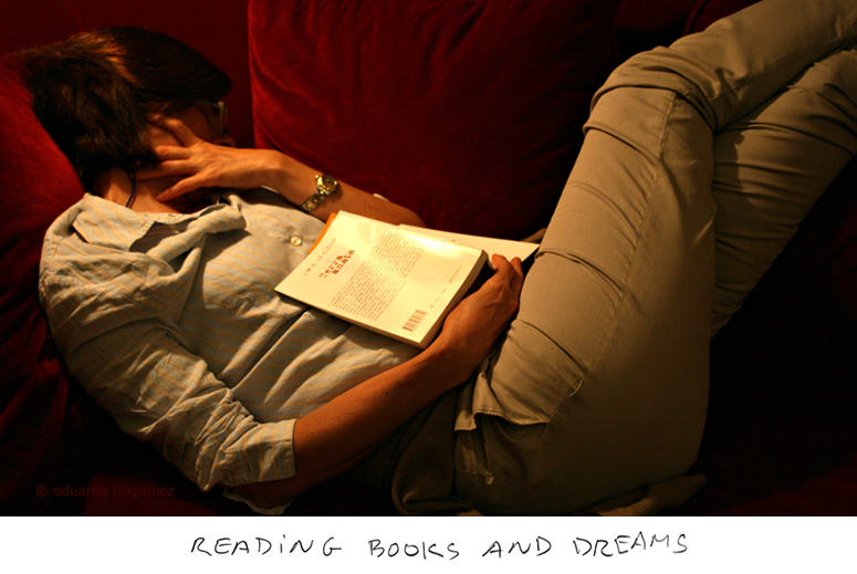 Una mujer leyendo se queda dormida, en Niza.