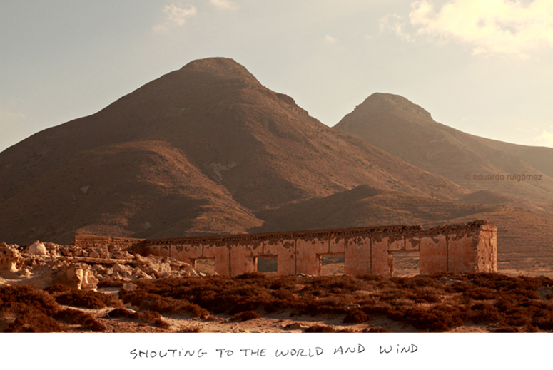 Ruinas de un fortín militar y unas montañas al fondo.