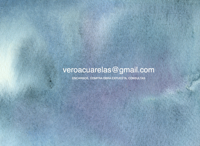 Olas rompiendo contra una roca en la orilla.