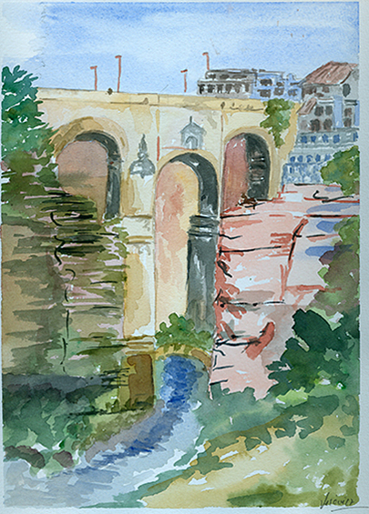 Puente con río en la ciudad.