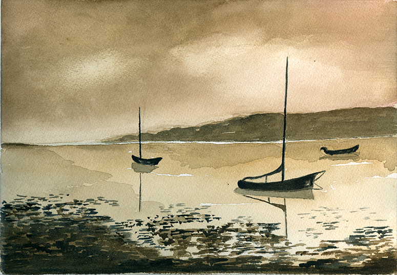 Atardecer con barcas en la ensenada.