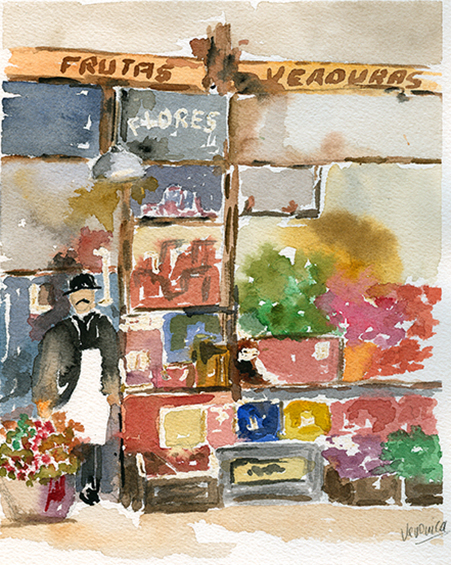 Comerciante de frutas y verduras a la puerta de su establecimiento.