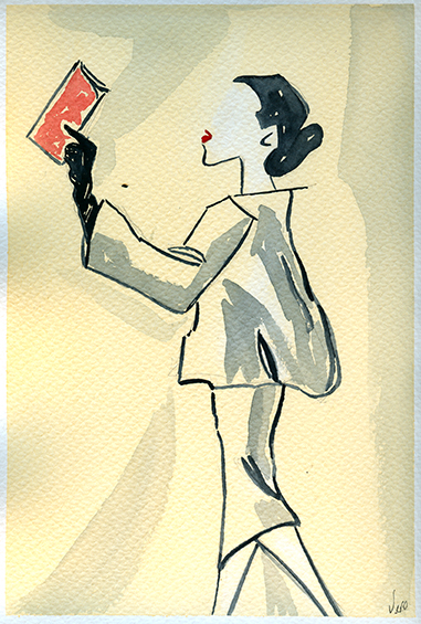 Una mujer valeyendo un libro mientras camina.